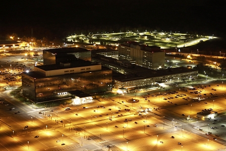 NSA-Headquarter in Forte Meade, Maryland, bei Nacht mit Parkplätzen